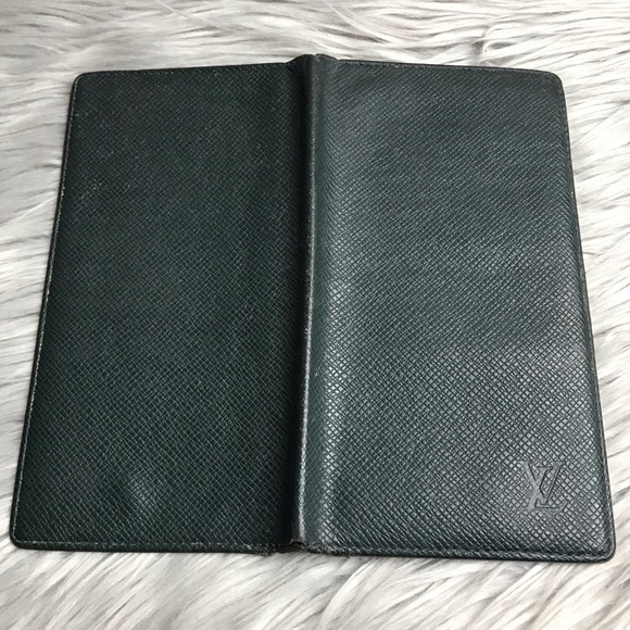 AUTH Louis Vuitton Taiga Green Checkbook Wallet - Picture 3 of 8